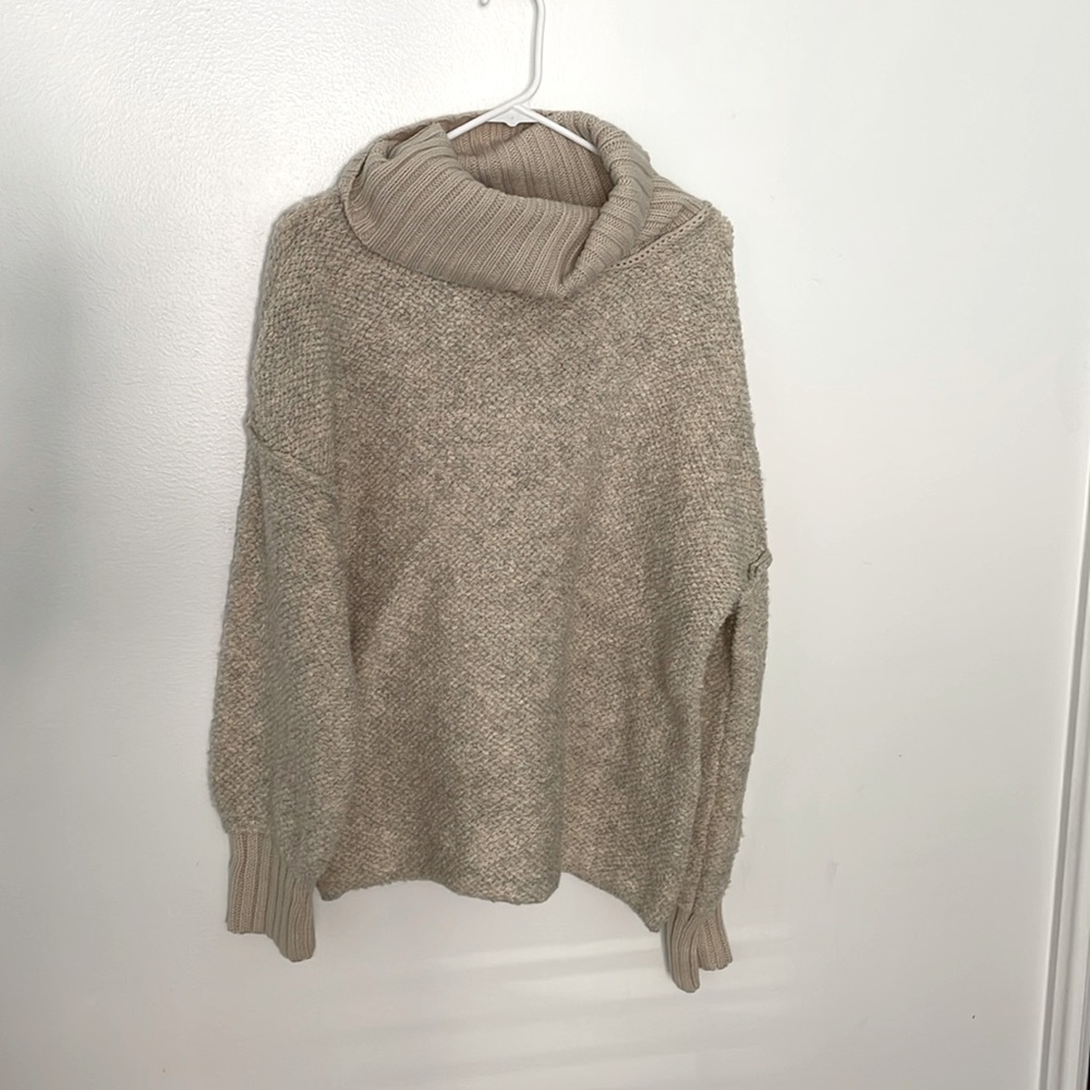 Turtle neck cream sweater